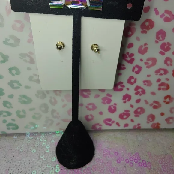 Textured statement earrings - Picture 3 of 3